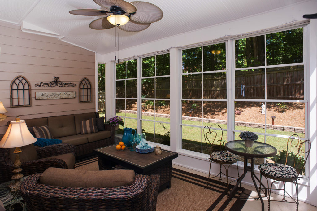 Dramatic Screened Porch / Kennesaw