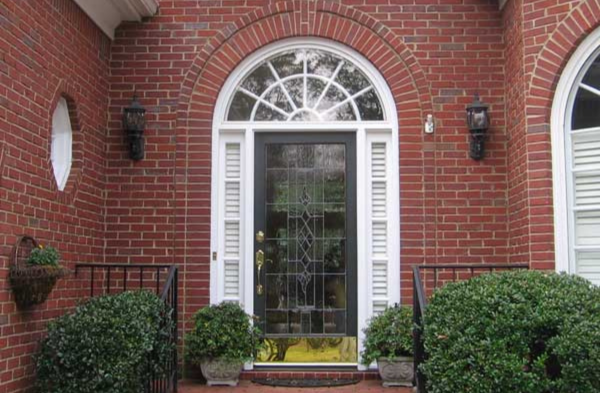 BEFORE installation of round bracket portico with wreath on brick home